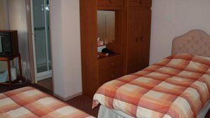 Family Room, Ensuite | Iron/ironing board, cribs/infant beds, individually decorated - Derryvree House & Cottage (Enniskillen)
