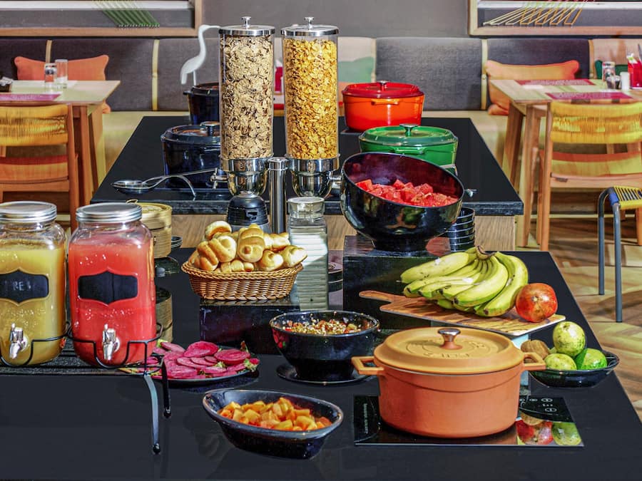Café da manhã com buffet mediante uma taxa