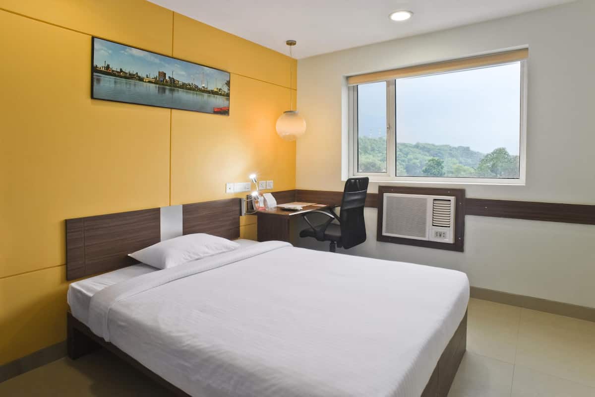 Standard Twin Room | Minibar, in-room safe, desk, iron/ironing board