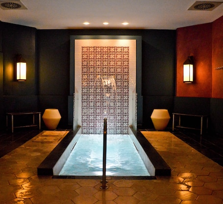 Couples treatment rooms, sauna, hot tub, steam room, Turkish bath