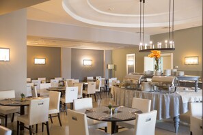 2 restaurants; breakfast, lunch, and dinner served