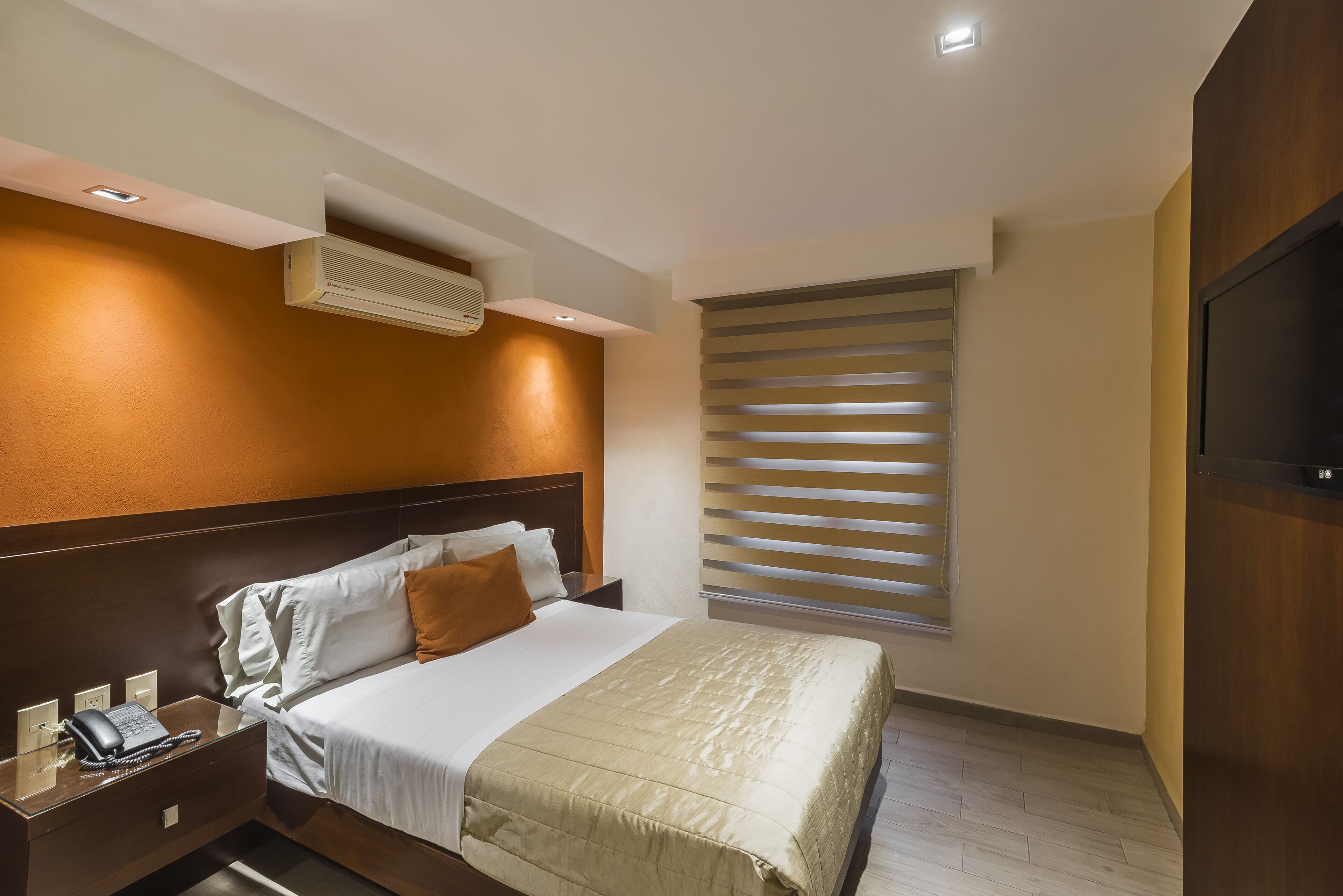 32-inch lcd tv with cable channels, tv, dvd player