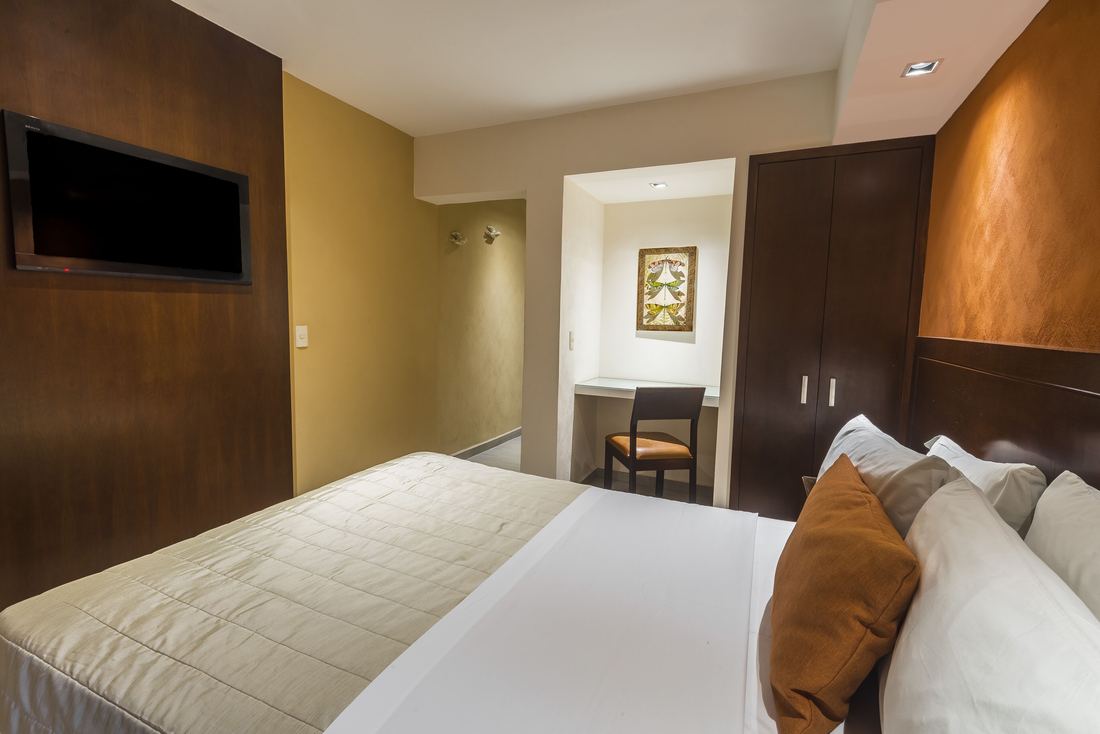 32-inch lcd tv with cable channels, tv, dvd player