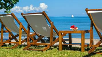 Privatstrand, Liegestühle, Sonnenschirme, Strandtücher
