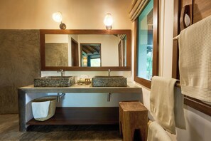 Bungalow Deluks, pemandangan kolam renang | Kamar mandi | Shower, pancuran hujan, perlengkapan mandi gratis, dan pengering rambut