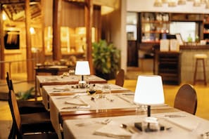 FrĂŒhstĂŒck, Mittagessen, internationale KĂŒche, Blick auf den Pool