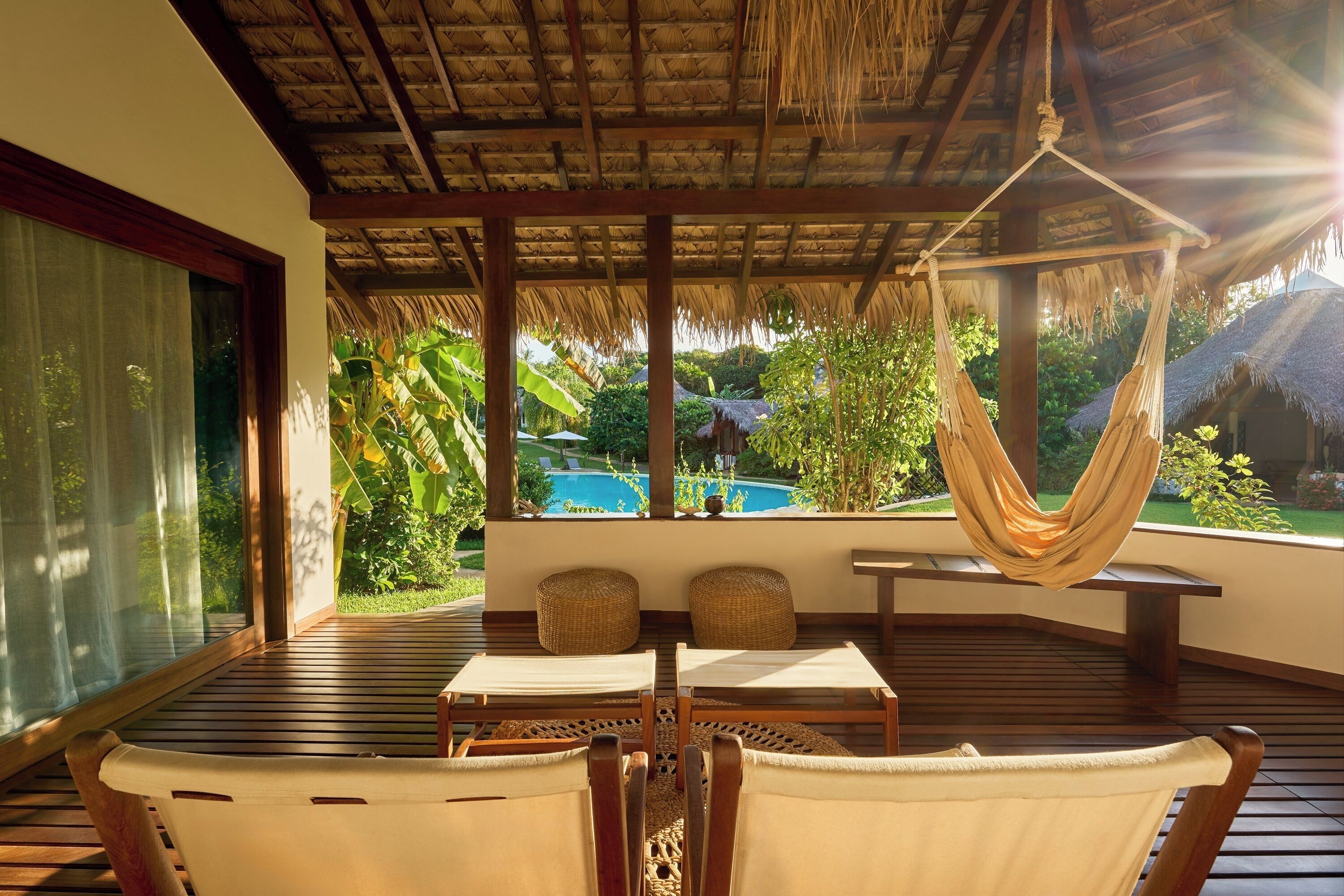 Deluxe bungalow, uitzicht op zwembad | Terras