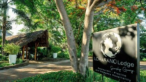 A sign for Lohan Lodge with a restaurant, pizzeria, and hospitality services. - Loharano Lodge (Nosy Be)