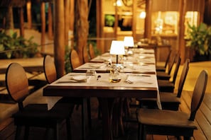 FrĂŒhstĂŒck, Mittagessen, internationale KĂŒche, Blick auf den Pool