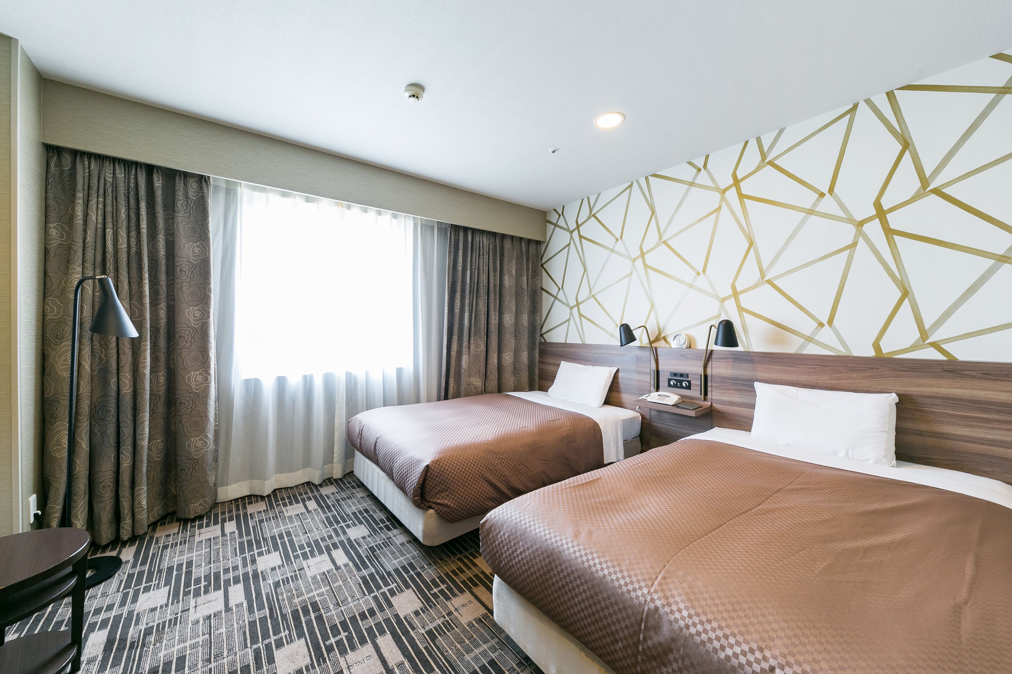 premium bedding, down duvets, in-room safe, desk