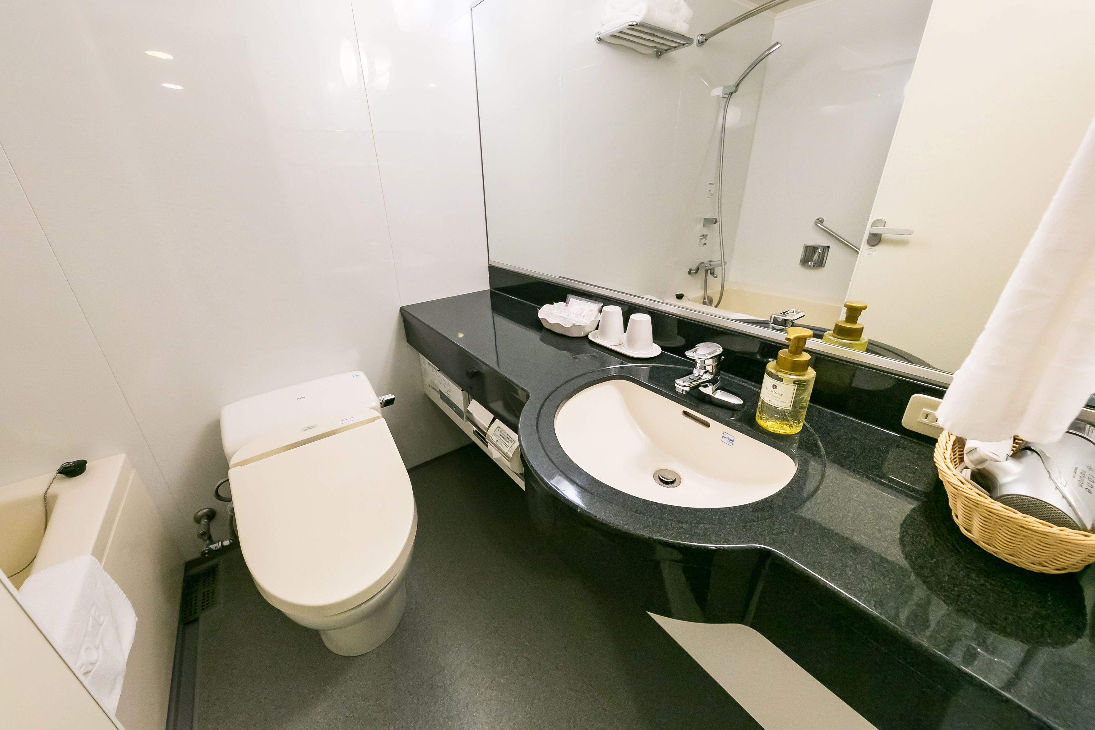 combined shower/bathtub, deep-soaking bathtub, free toiletries