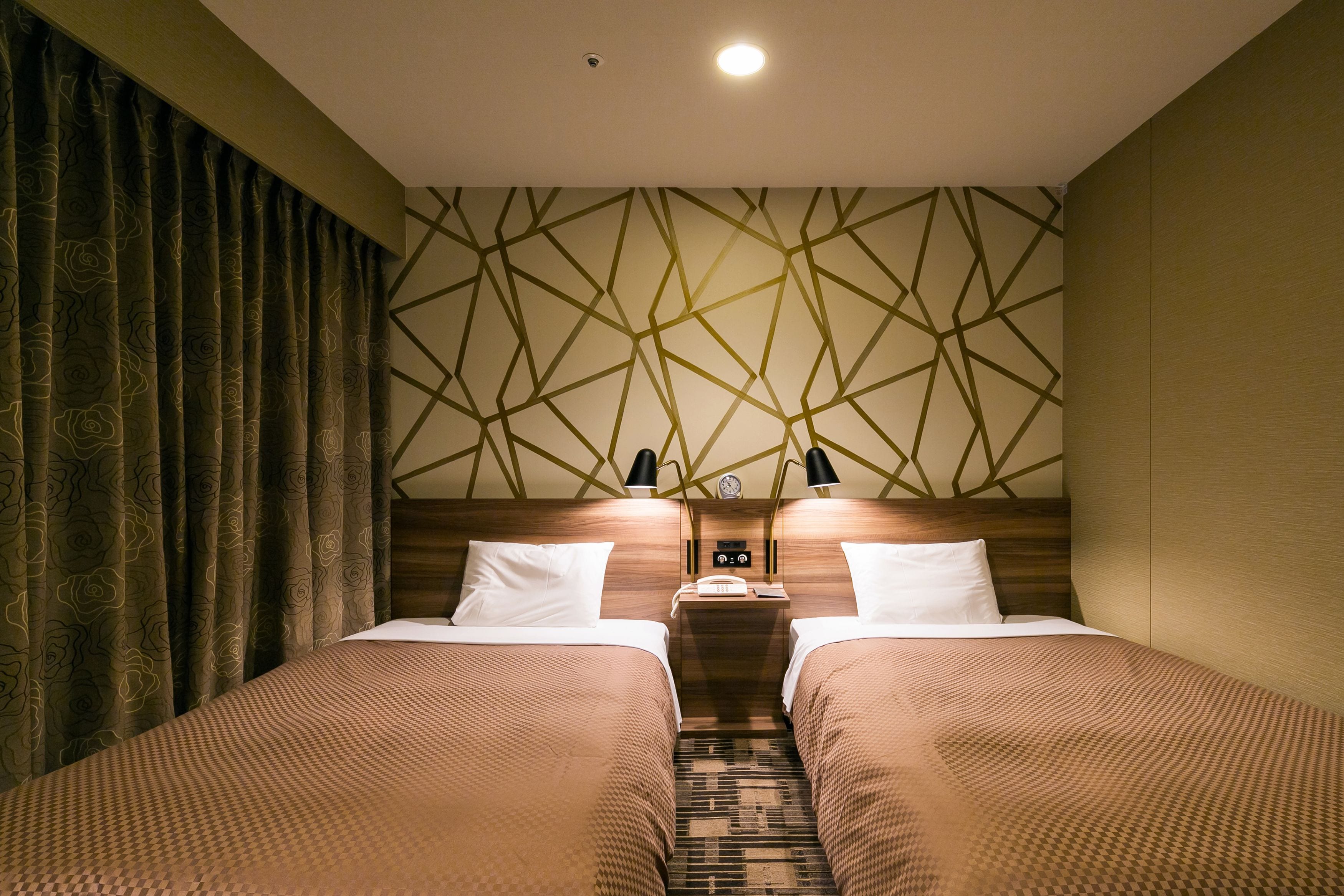 premium bedding, down duvets, in-room safe, desk