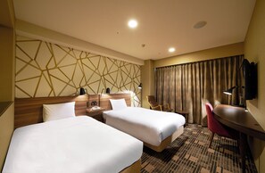 Premium bedding, down comforters, desk, blackout drapes - Sotetsu Fresa Inn Kawasaki-Higashiguchi (Kawasaki)
