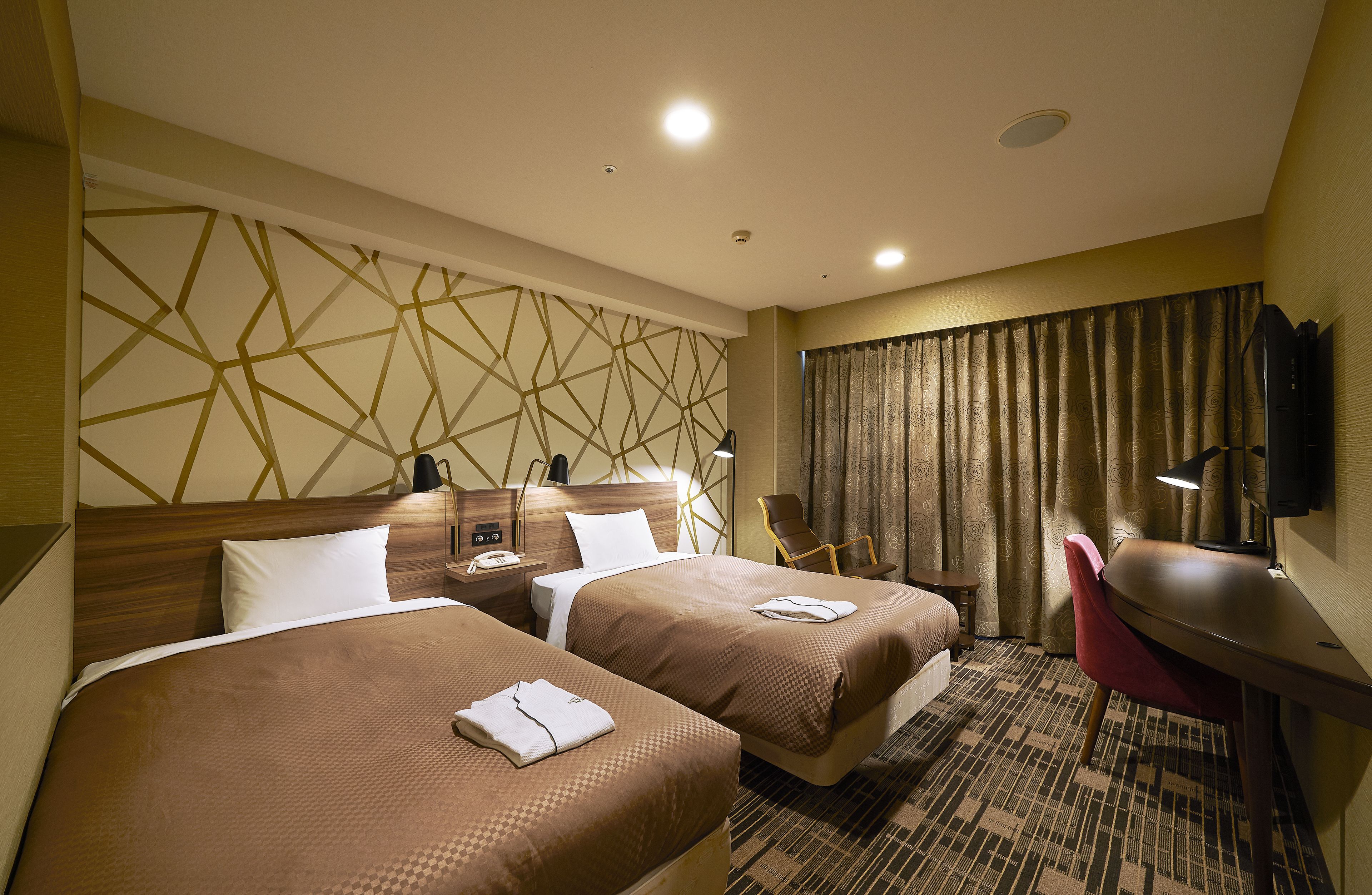 premium bedding, down duvets, in-room safe, desk