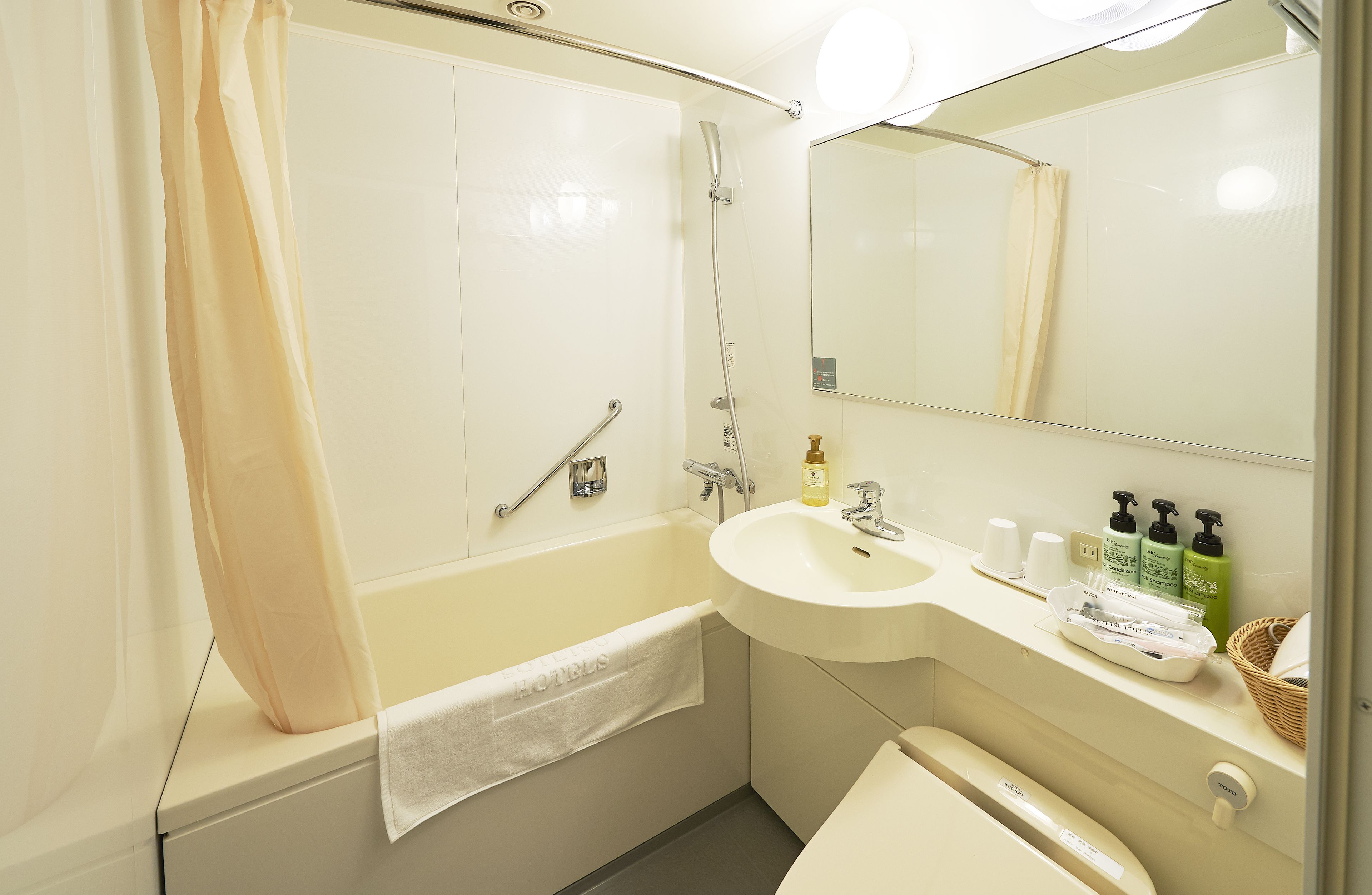 combined shower/bathtub, deep-soaking bathtub, free toiletries