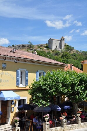 Vista frontal de la propiedad