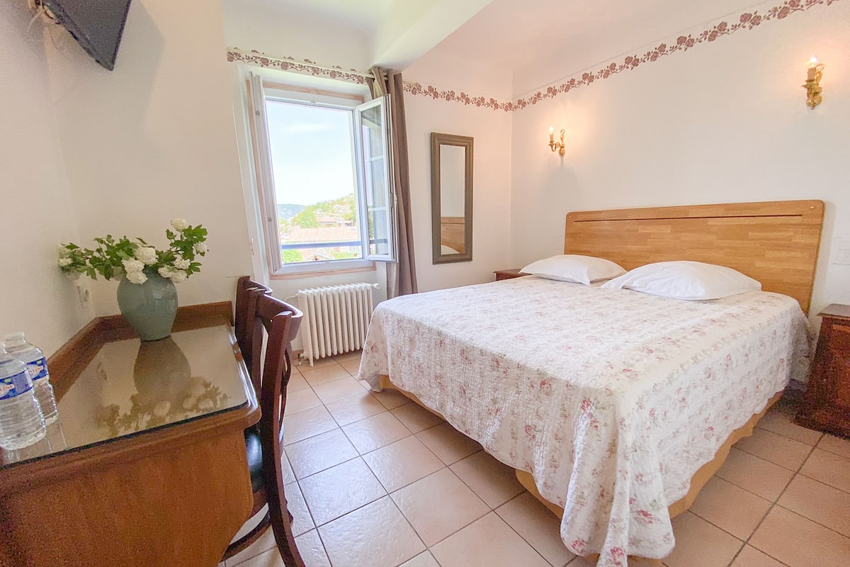 Double Room | Desk, blackout drapes, free cribs/infant beds, rollaway beds