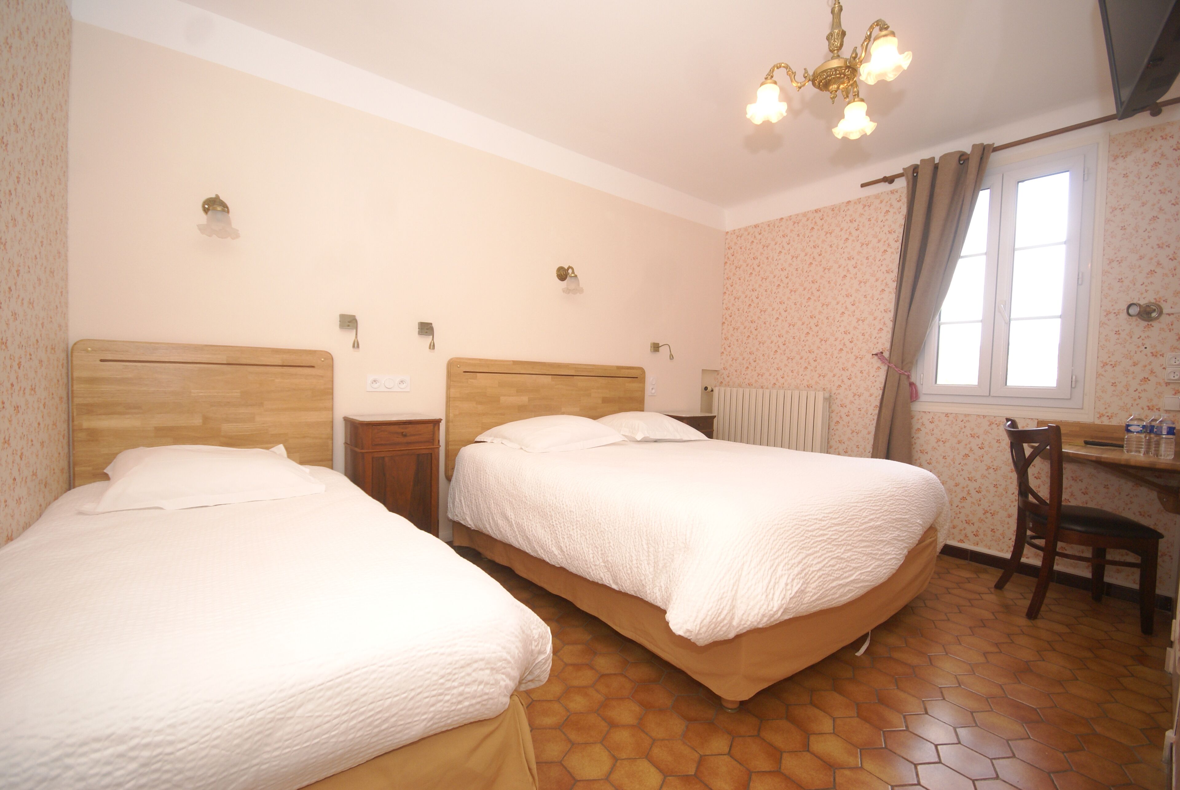 triple room | desk, blackout curtains, free cots/infant beds, rollaway beds