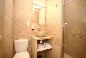 Articles de toilette (gratuits), séchoir à cheveux, serviettes fournies