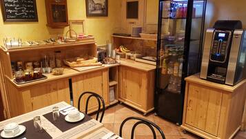 每日供應吃到飽早餐 (每人 EUR11)