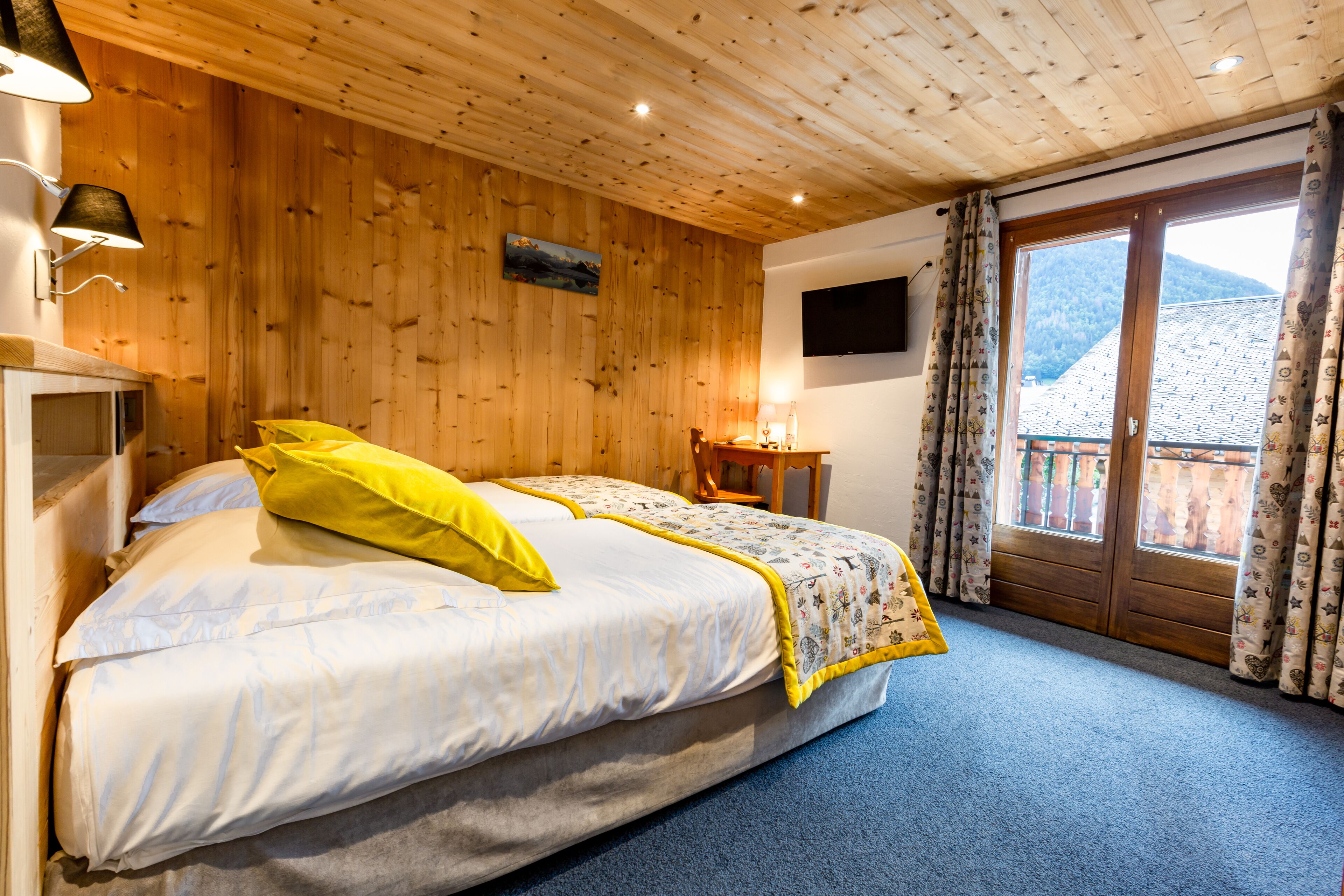 standard room, 2 single beds | desk, blackout curtains, iron/ironing board, free wifi