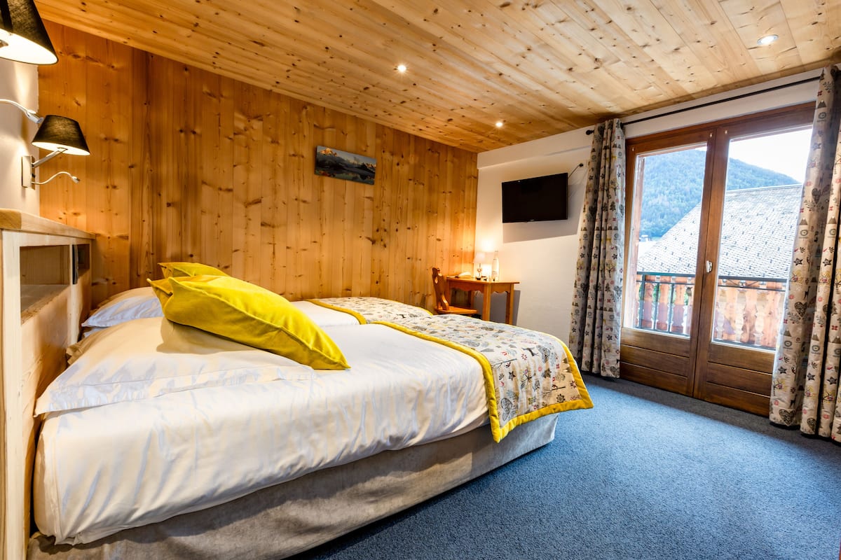 standard room, 2 single beds | desk, blackout curtains, iron/ironing board, free wifi