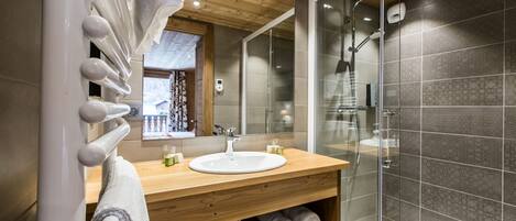 Deluxe Twin Room | Bathroom
