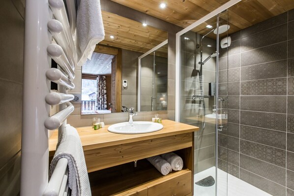 Chambre Deluxe avec lits jumeaux | Salle de bain | Articles de toilette gratuits, sĂšche-cheveux, serviettes fournies, savon