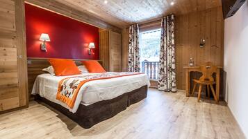 Deluxe Double Room | Desk, blackout drapes, iron/ironing board, free WiFi