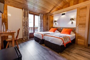 Chambre supĂ©rieure avec lits jumeaux | Bureau, rideaux dâobscurcissement, fer et planche Ă repasser