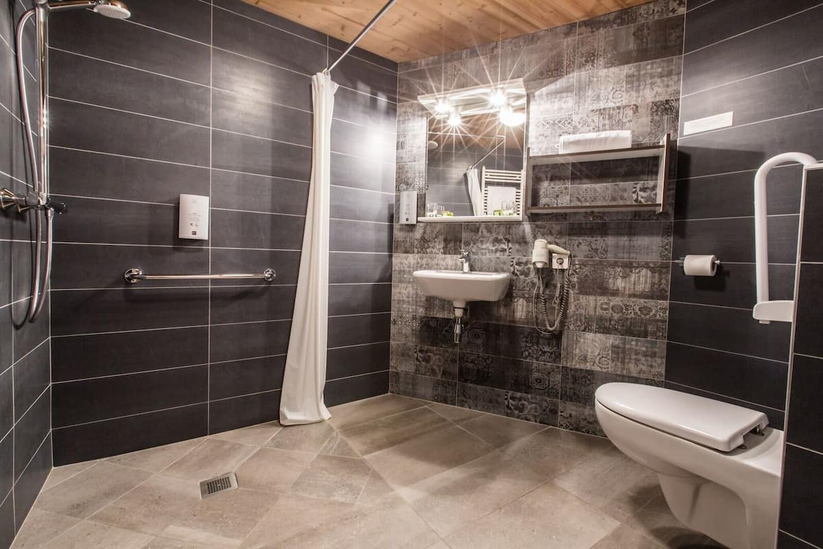 triple room | bathroom | free toiletries, hair dryer, towels, soap