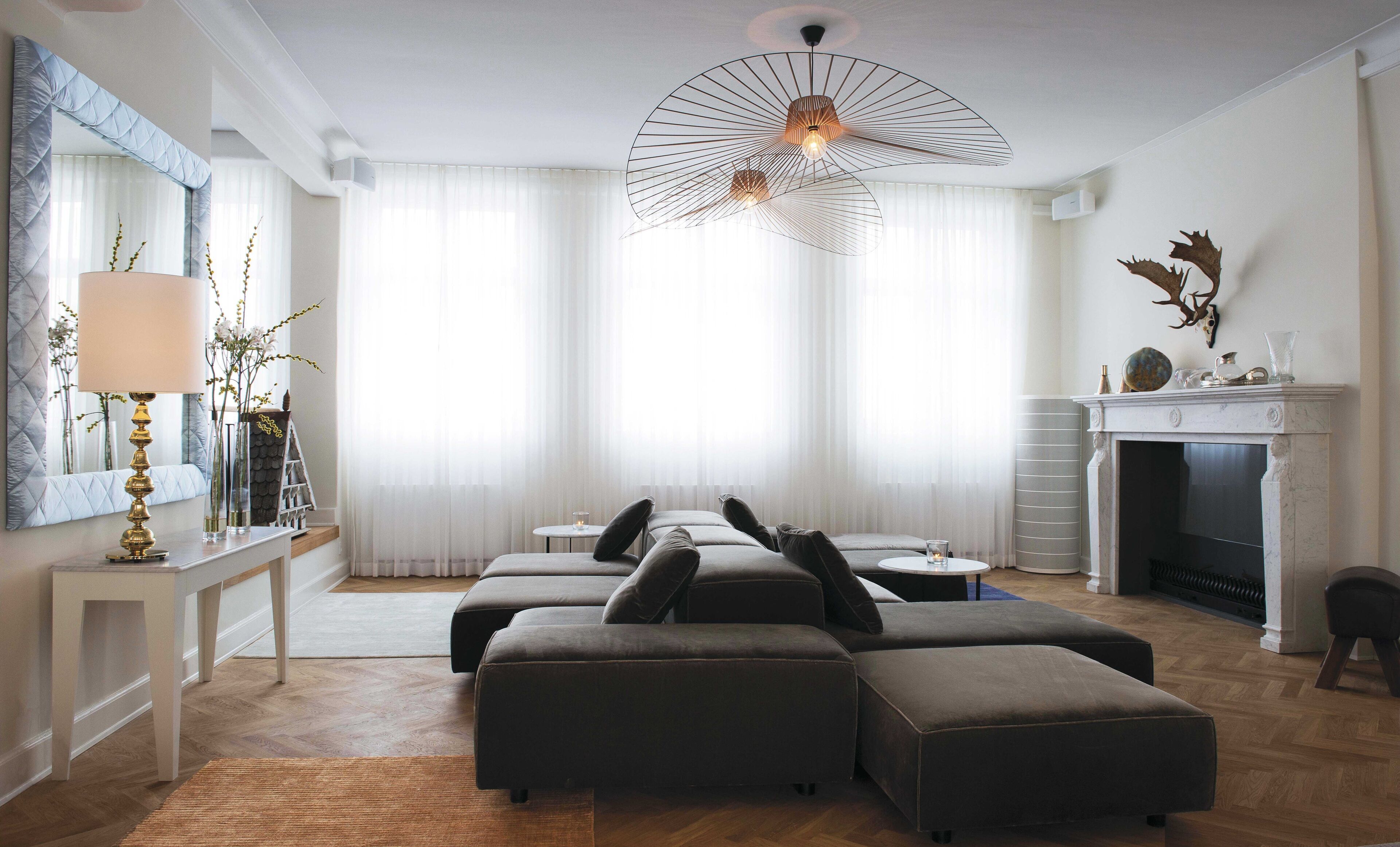 cocktail bar, garden views, open daily