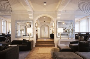 鸡尾酒酒吧、花园景观、每天营业