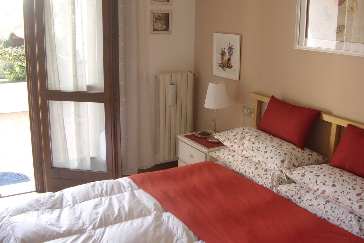 Double Room (Amber) | Peralatan tempat tidur premium, peti besi dalam bilik