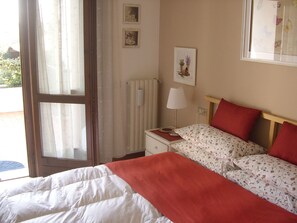 Habitación doble (Amber) | Ropa de cama de alta calidad, caja fuerte, escritorio