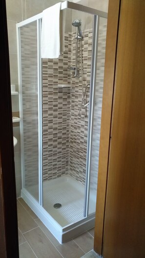 Shower, rainfall showerhead, free toiletries, hair dryer - Diavin (Vibo Valentia)
