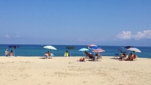 A beach with people relaxing under umbrellas. - Diavin (Vibo Valentia)