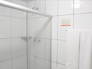 シャワー、ヘアドライヤー、タオル