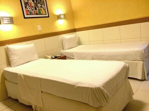 ミニバー、セーフティボックス (室内)、デスク、遮光カーテン