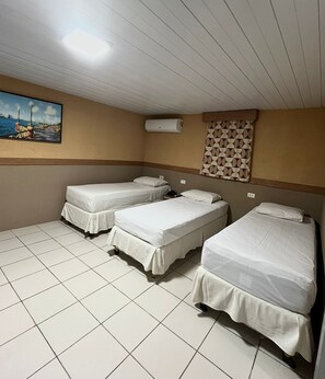 Quarto triplo superior | Frigobar, cofres nos quartos, escrivaninha, cortinas blackout