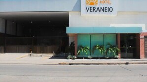 A hotel named Veraneo with a modern design, featuring a large entrance and palm trees in front. - Hotel Veraneio (Recife)