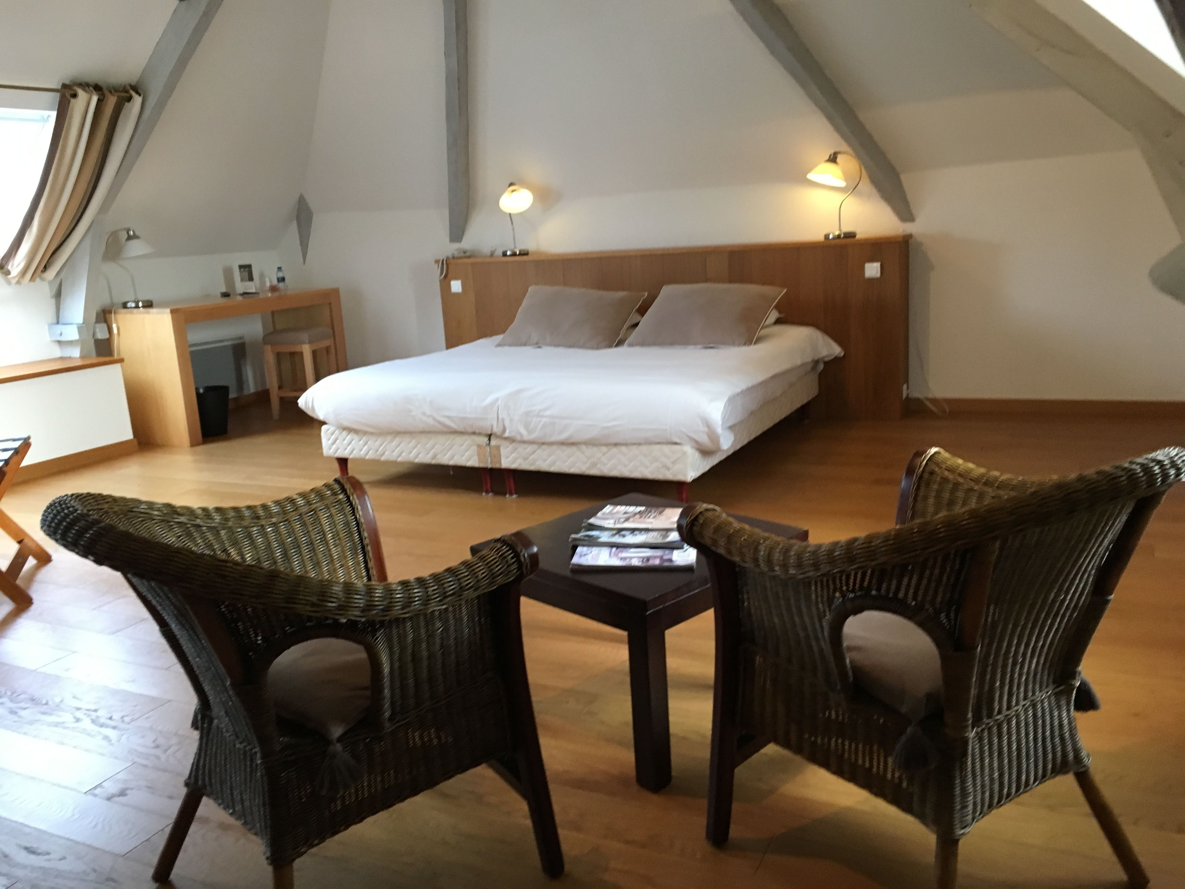 comfort twin room, bathtub | in-room safe, individually decorated, individually furnished, desk