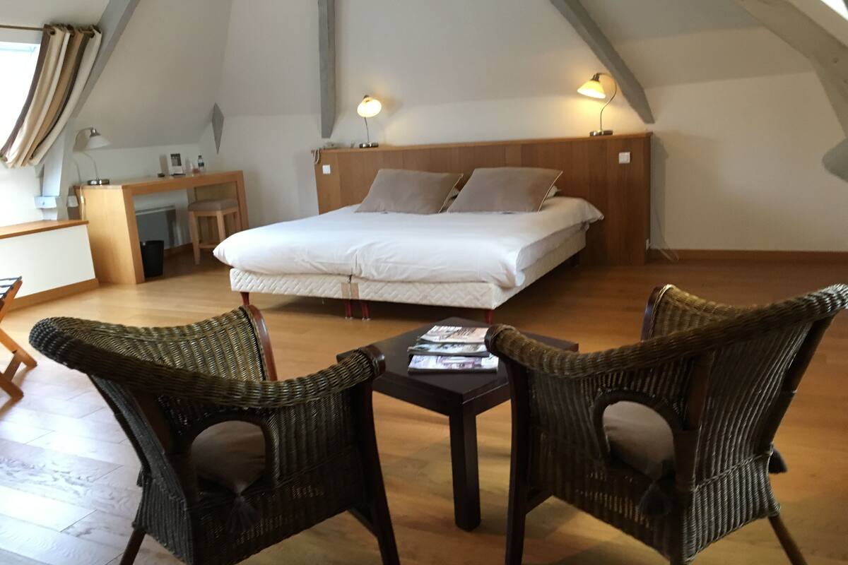 comfort twin room, bathtub | in-room safe, individually decorated, individually furnished, desk