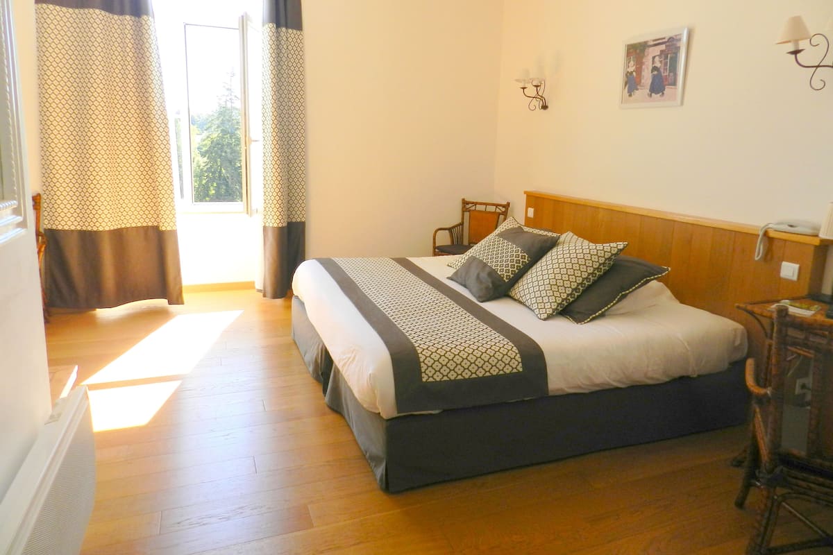 comfort twin room, bathtub | in-room safe, individually decorated, individually furnished, desk