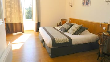 Comfort Twin Room, Bathtub | In-room safe, individually decorated, individually furnished, desk