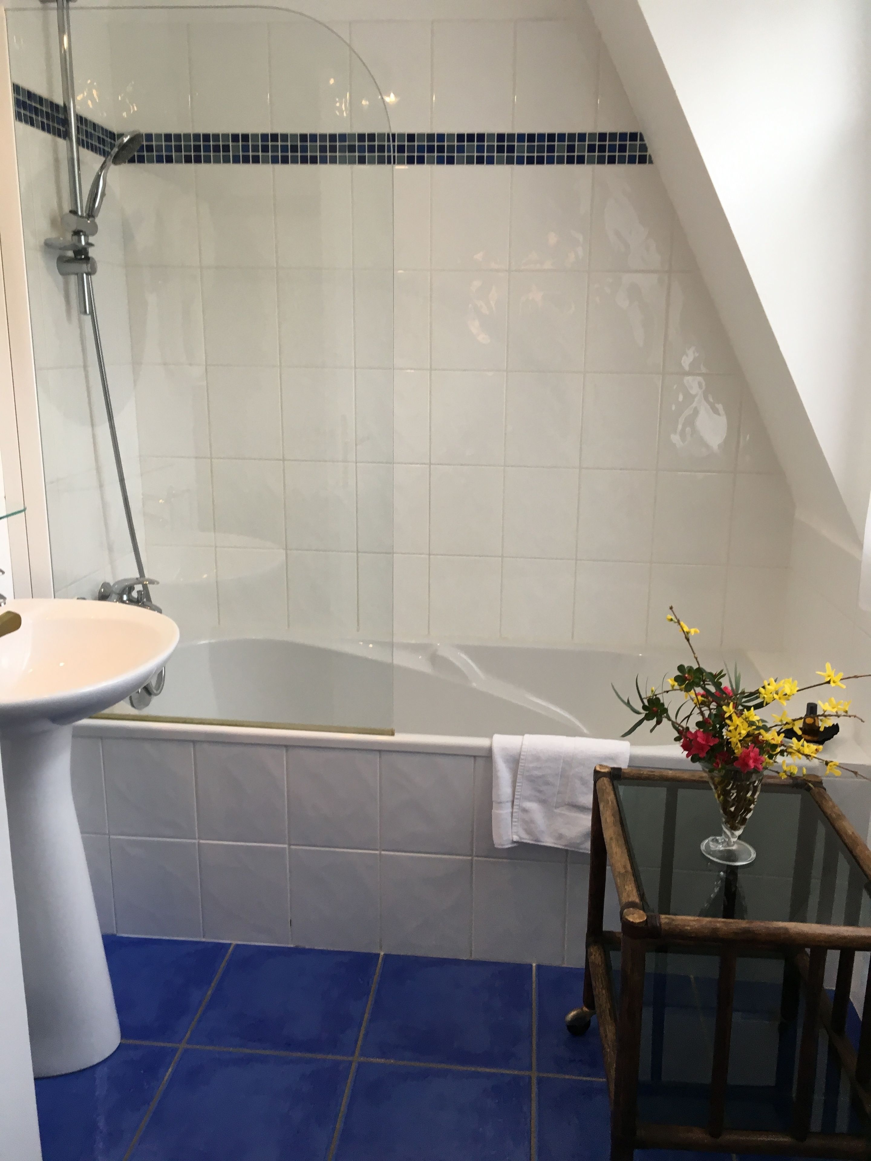 deep-soaking bathtub