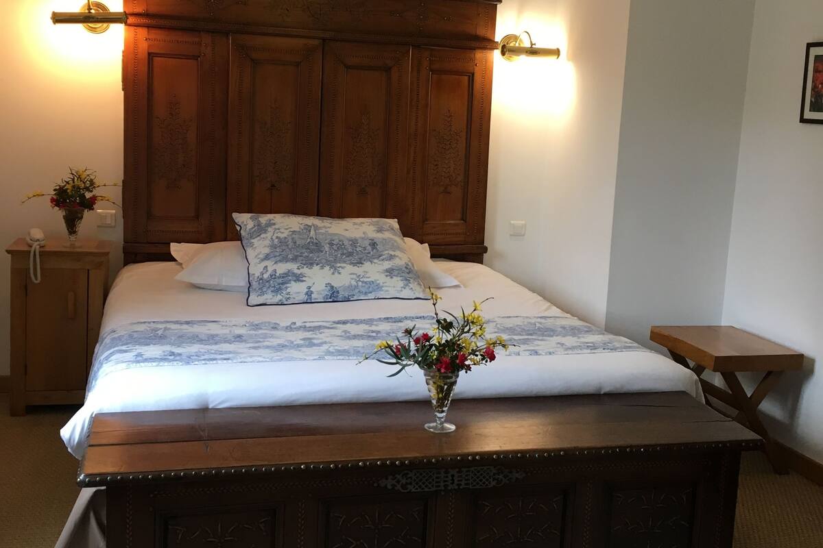 comfort double room, bathtub | in-room safe, individually decorated, individually furnished, desk