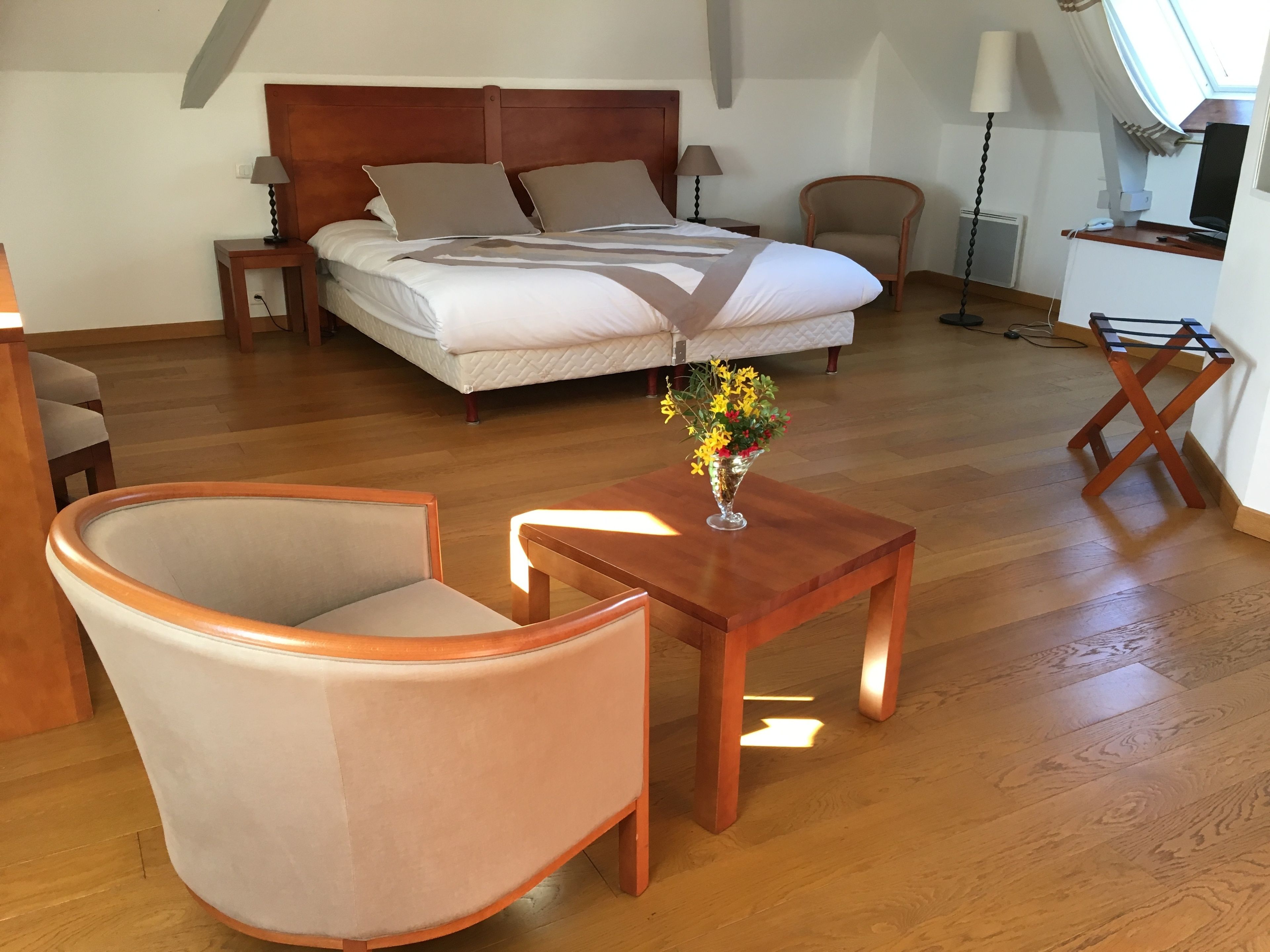 comfort twin room, bathtub | in-room safe, individually decorated, individually furnished, desk