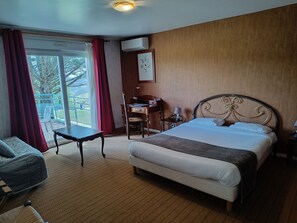Junior Suite | Desk, iron/ironing board, free cribs/infant beds, rollaway beds