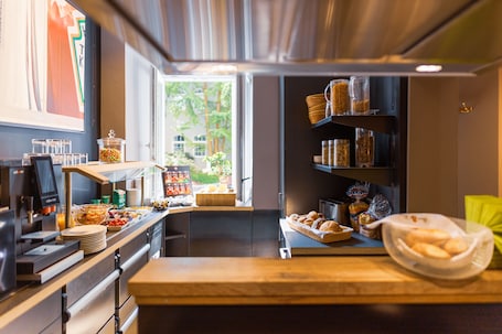 Desayuno buffet diario (EUR 18.5 por persona)